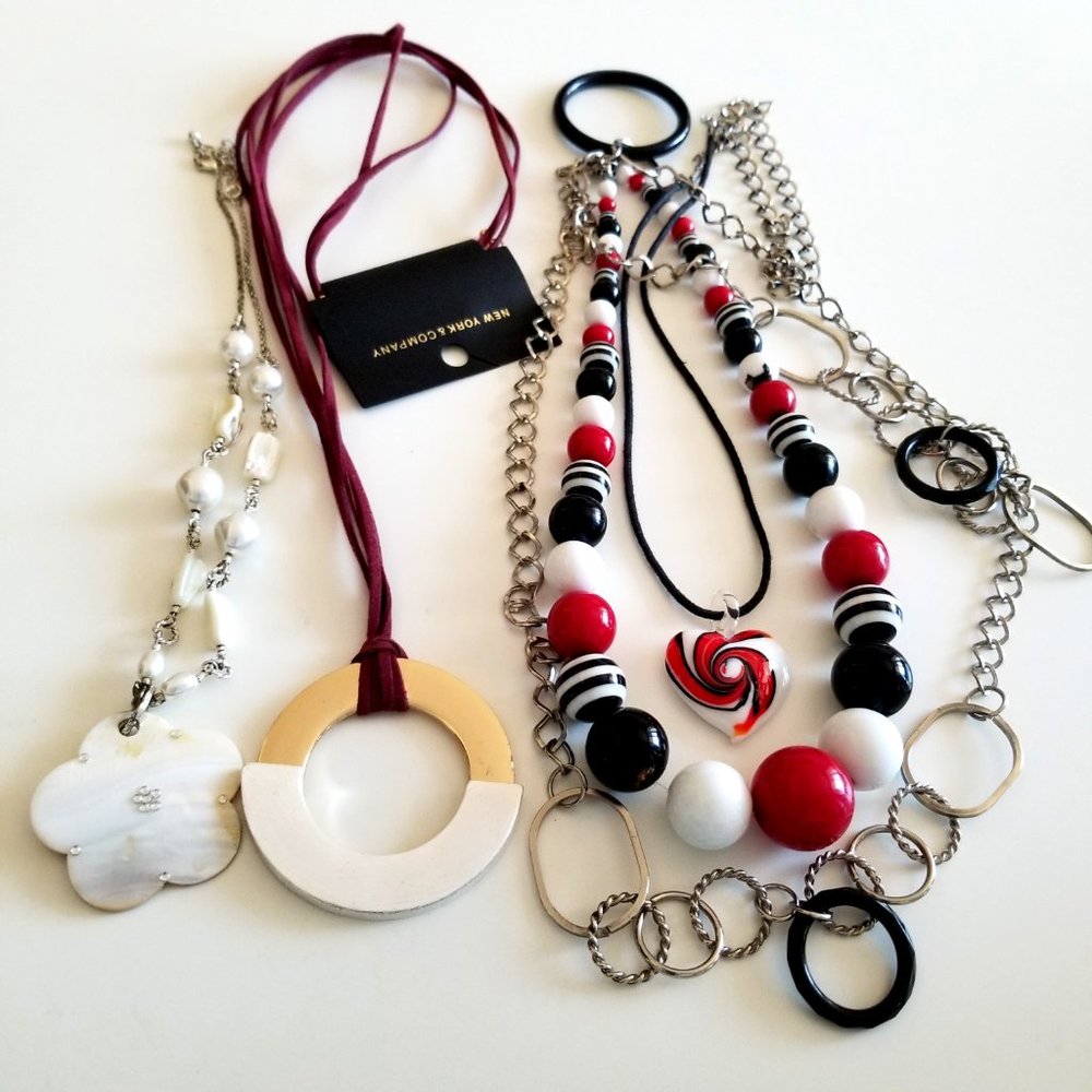 Lot of 5 Red Black White Beaded Necklaces Mother of Pearl Hearts - Picture 6 of 13